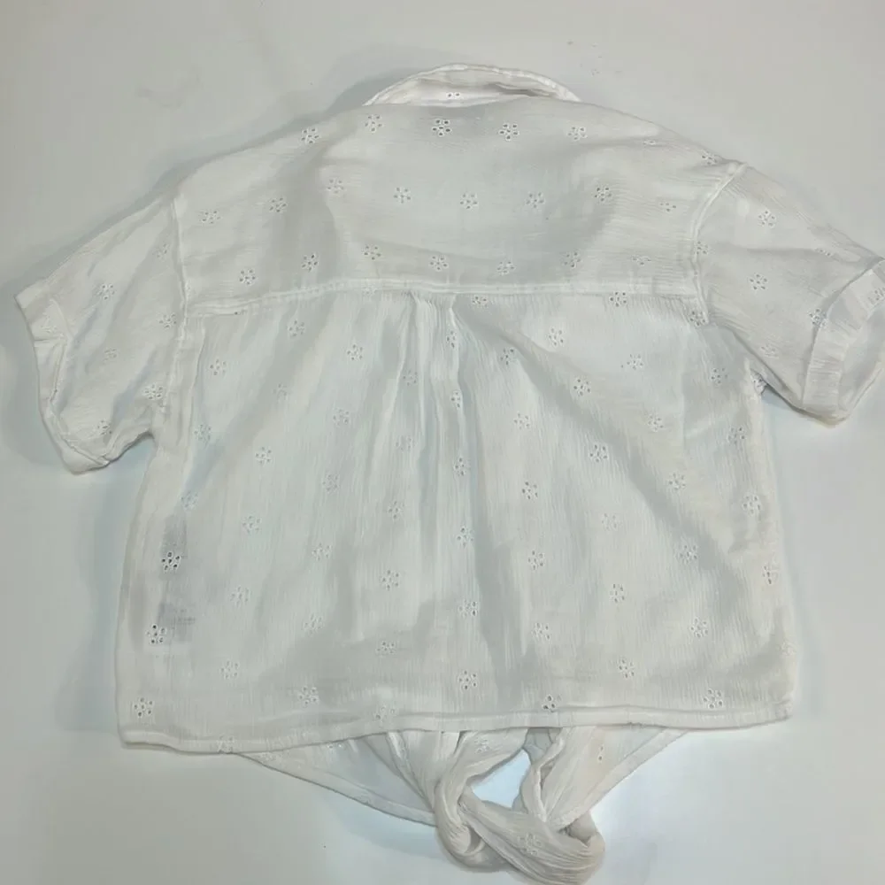 Cute white‎ Hollister top with buttons and tie/ short sleeve